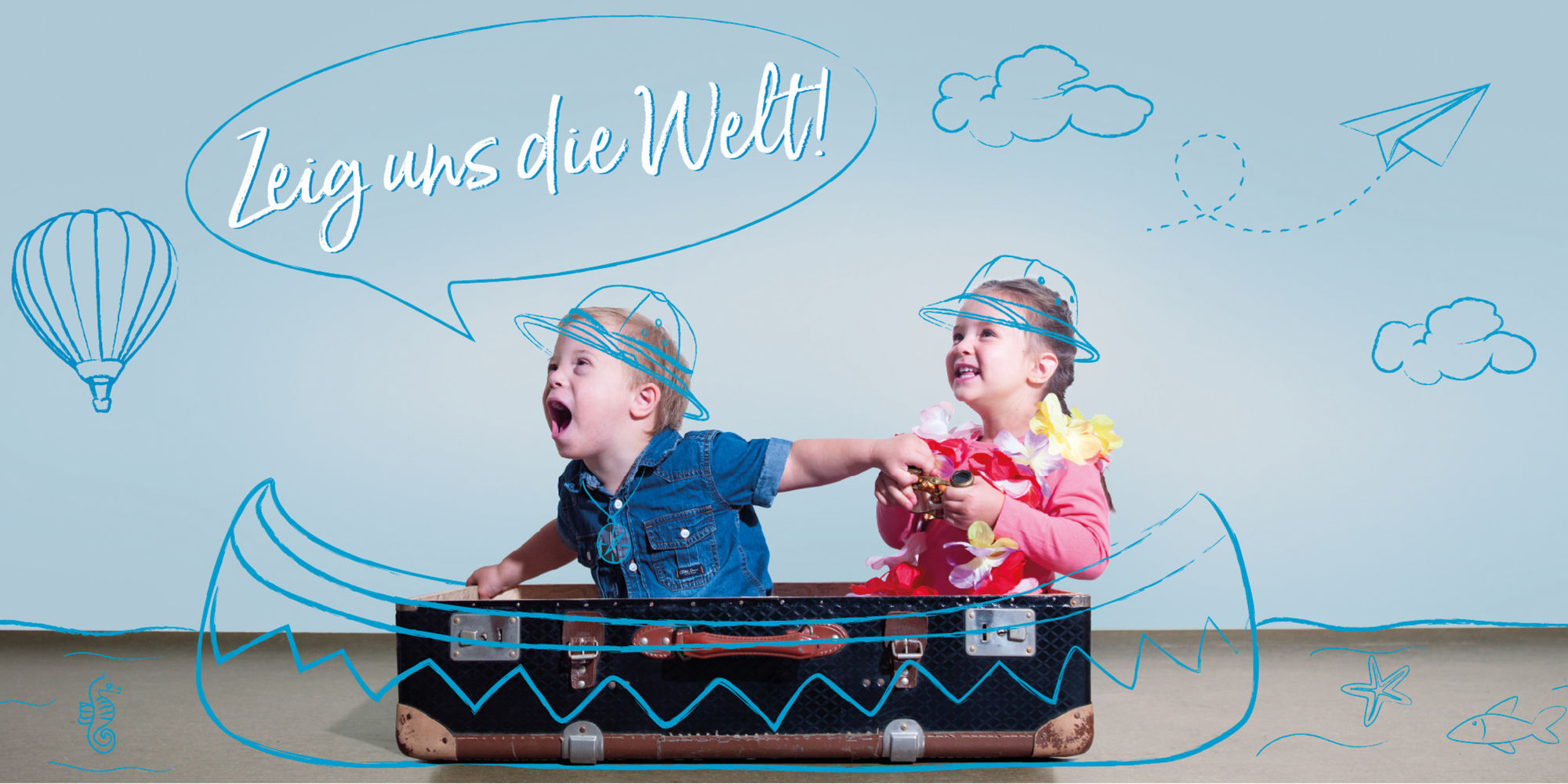 Zwei Kinder sitzen in einem flachen Unterteil eines Koffers. Drumherum sind blaue grafische Elemente (Wellen, Fische, Seestern, Wolken, Papierflugzeug, Heißluftballon, Boot um den Koffer) die eine Fantasiewelt darstellen. Ein Kind hat eine Sprechblase mit dem Text "Zeig uns die Welt!"
