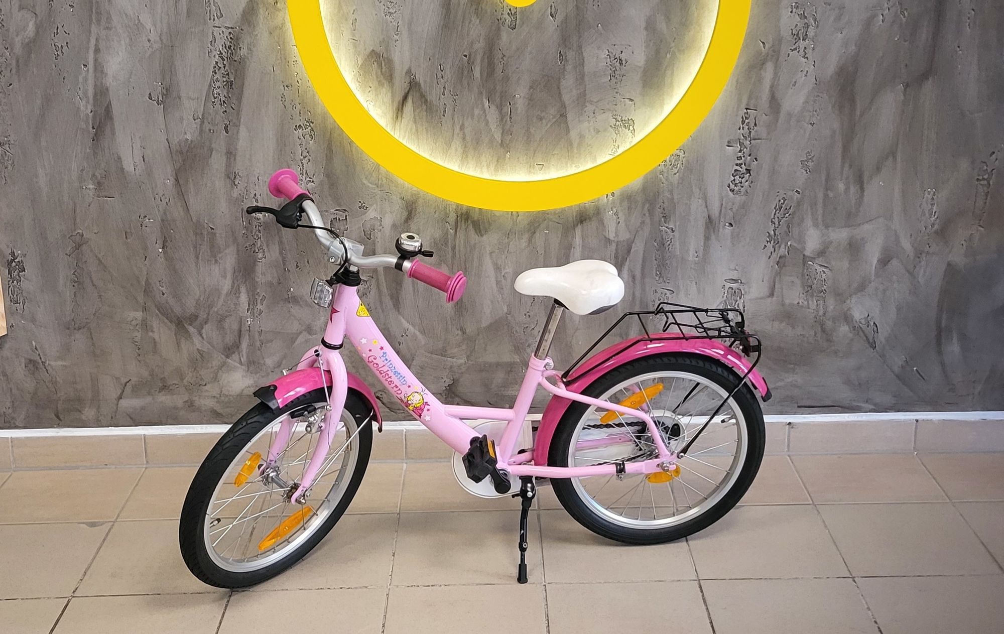 Ein rosa Kinderrad mit weißem Sattel