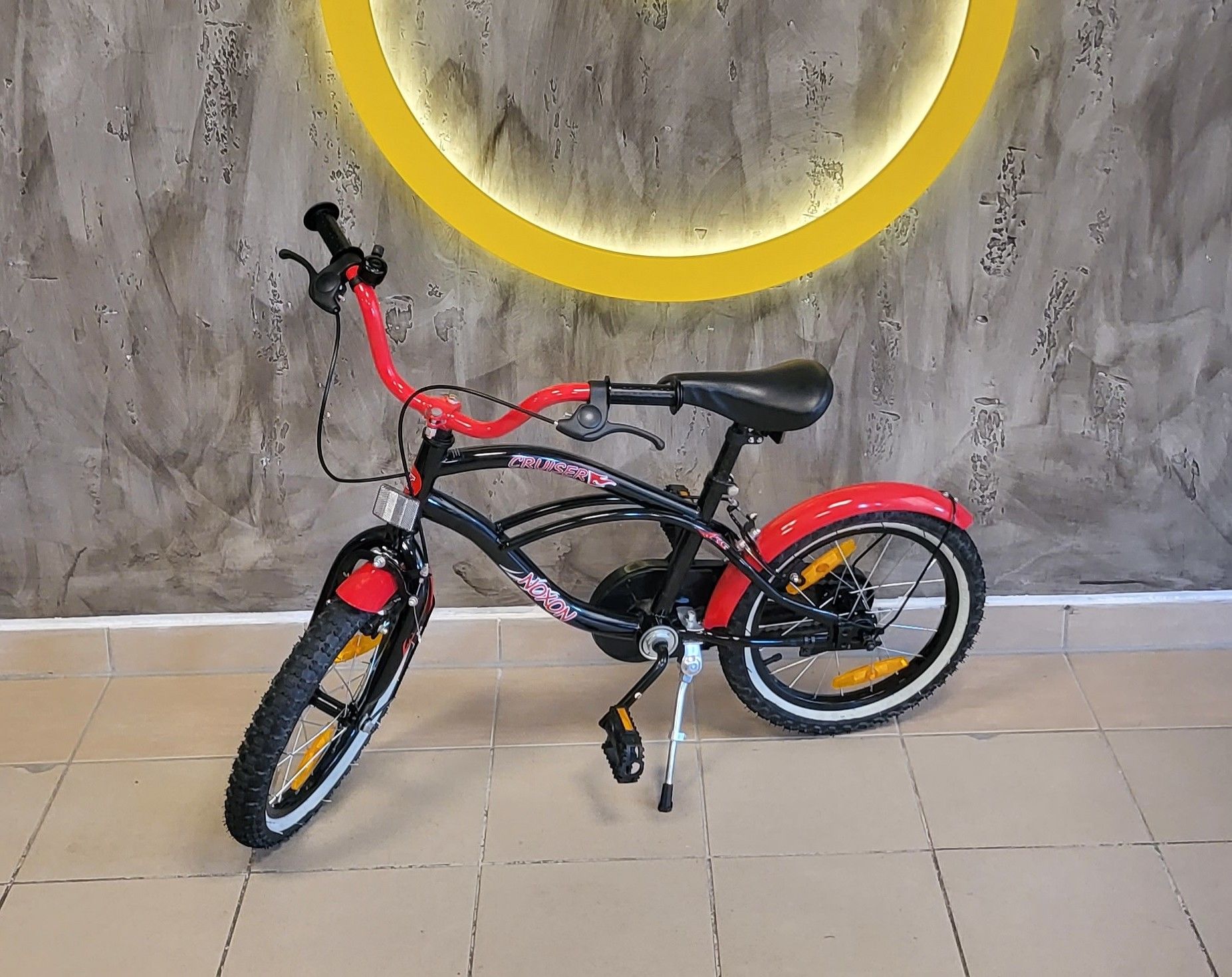 ein rotes Kinderrad
