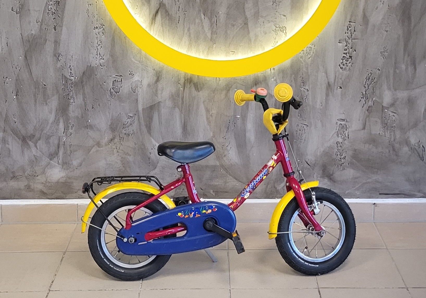 rotes 12 Zoll Kinderrad