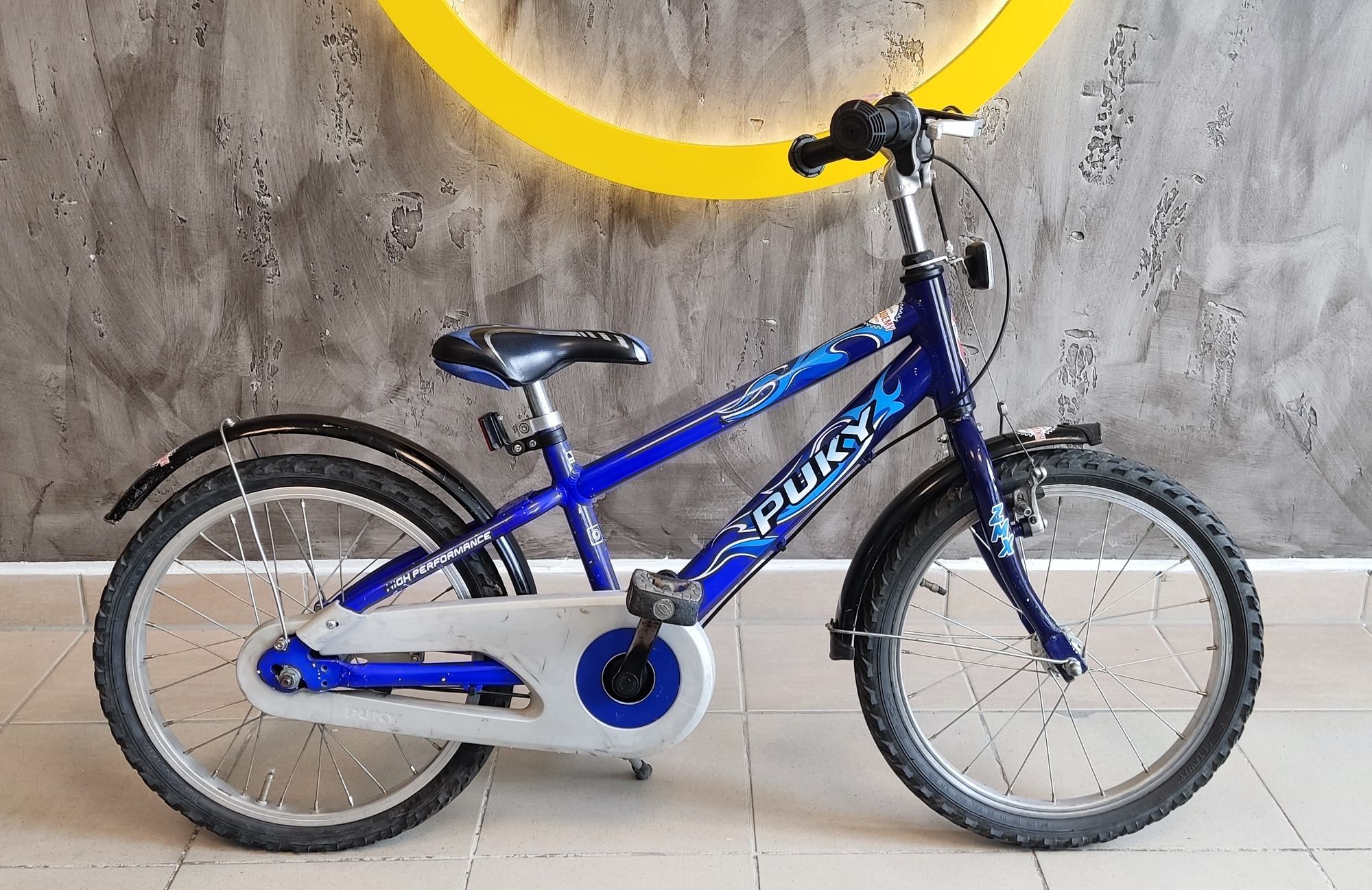 Ein blaues Kinderfahrrad