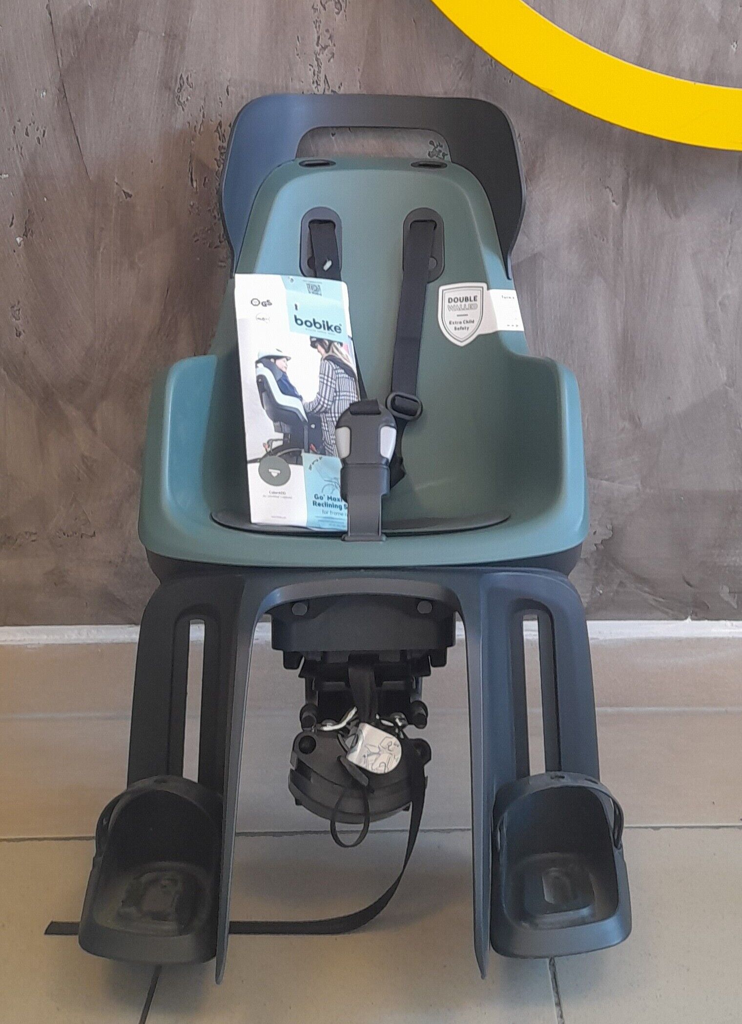 schwarz-grüner Kindersitz